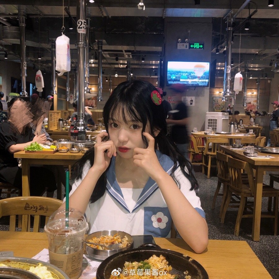 抖音网荭草莓果酱ox表情包，好想让人捏捏她的小脸蛋！插图