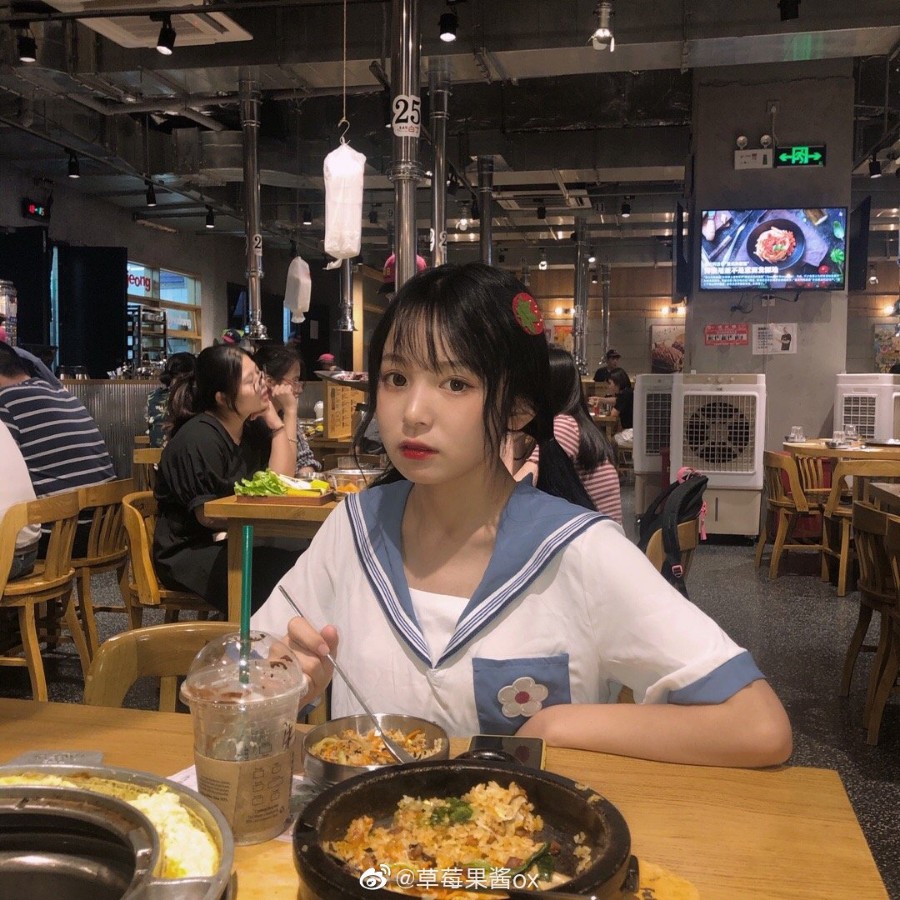 抖音网荭草莓果酱ox表情包，好想让人捏捏她的小脸蛋！插图1