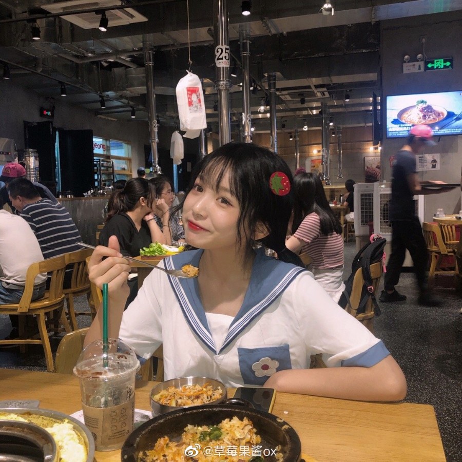 抖音网荭草莓果酱ox表情包，好想让人捏捏她的小脸蛋！插图2