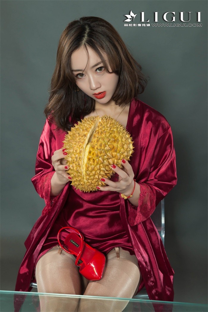 [Ligui丽柜] 2018.09.22 酒红睡衣配榴莲Model 然然 [56+1P/30MB]插图1