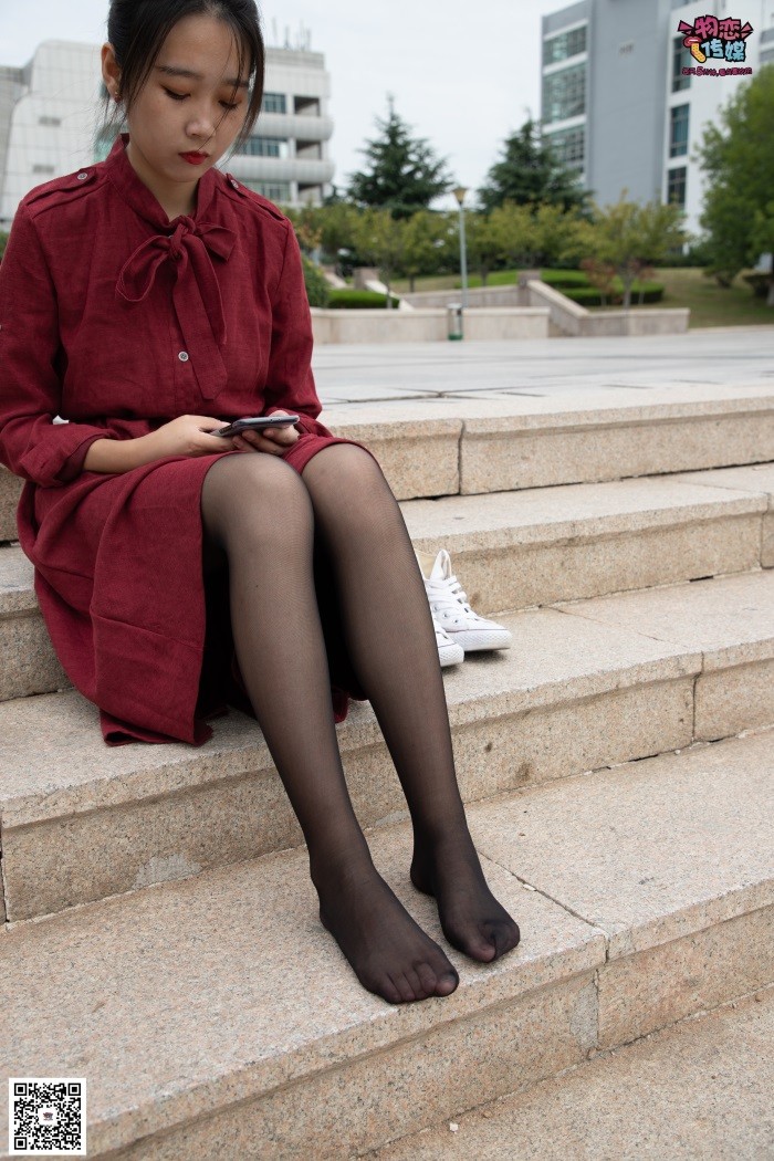 勿恋传媒 No.055 一袭红的神秘与热情,经典白色匡威高帮配黑丝 [143P/1V/1.09GB]插图1