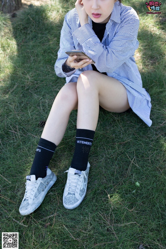 勿恋传媒 No.056 眼神犀利,表情高冷小解解的深蓝色棉袜 [160P/1V/1.35GB]插图2