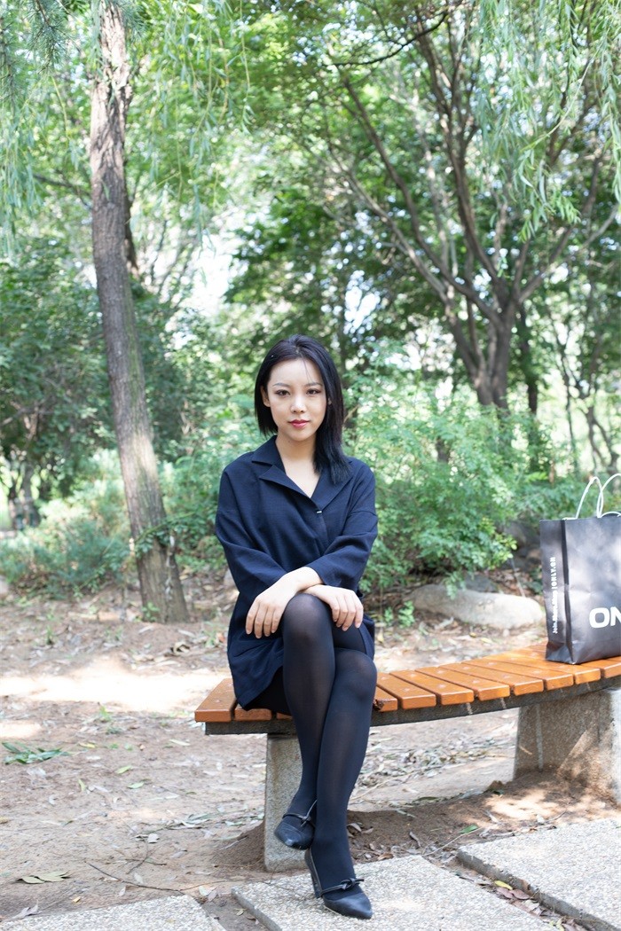 勿恋传媒 No.042 霜花冷冽美仁惊艳 公园长椅配黑丝 [148P/1V/1.19GB]插图2