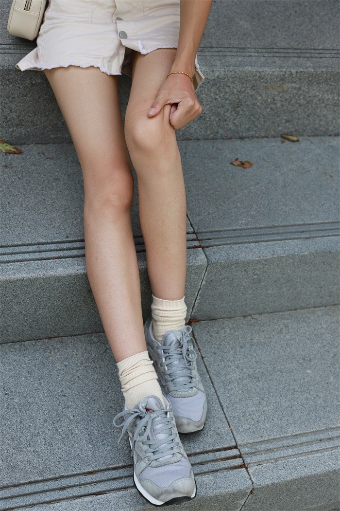 勿恋传媒 No.050 待我长发及腰,只为你的微笑,灰色NB配浅黄棉袜 [145P/1V/1.55GB]插图1