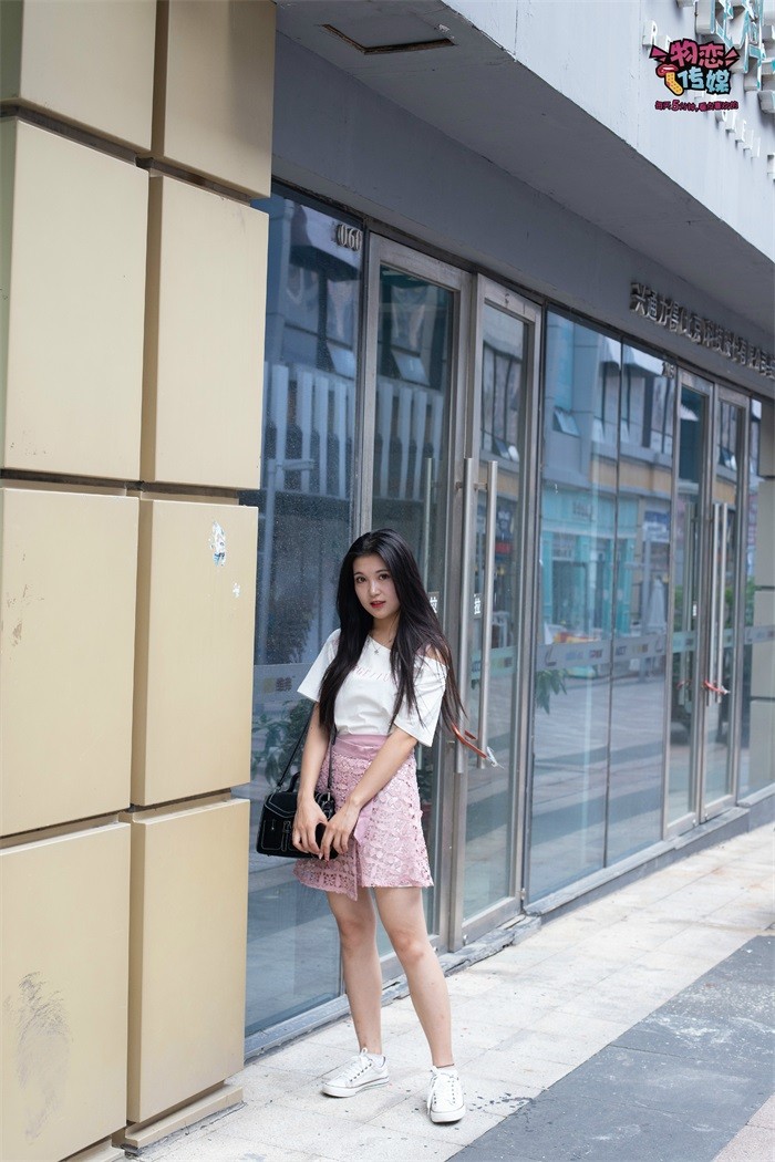 勿恋传媒 No.051 俏皮露肩T恤搭配粉色小短裙,白色板鞋配白色斑点袜 [148P/1V/1.10GB]插图