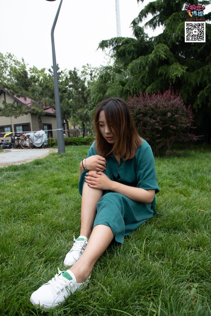 勿恋传媒 No.019 地道的青岛小解解哦,白色板鞋搭配白色船袜 [99P/594MB]插图2