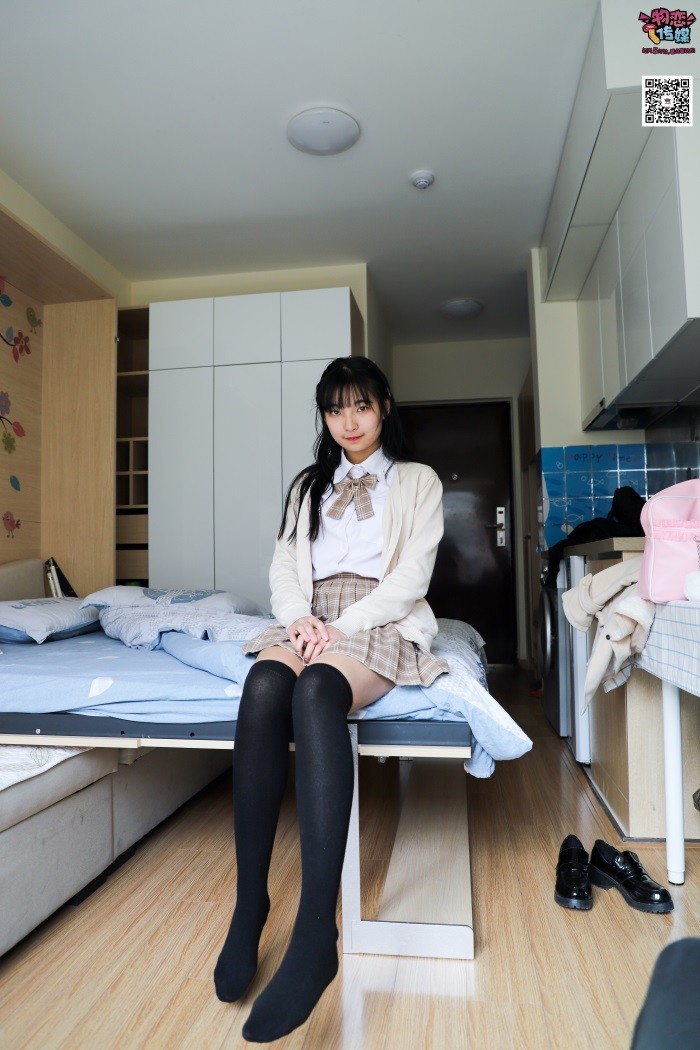 勿恋传媒 No.005 JK至服高中小解解，棉袜加丝袜 喜欢的扣666 [163P/663MB]插图2