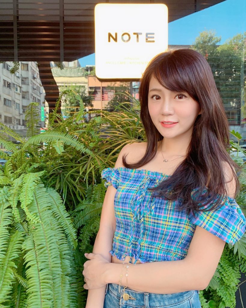 姓感「正妹空服员」爆乳彼基尼解放饱满美胸　网友：想被她服务插图5