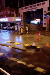 内涵段子:我们吃饭的锅啊,还有泡澡的功能,这味道谁受得了插图 内涵段子:我们吃饭的锅啊,还有泡澡的功能,这味道谁受得了插图