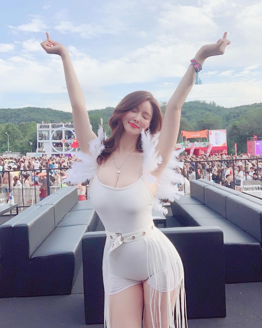 174公分「巨乳大只马」低胸爆乳作画 网友:眼睛不知道要看哪插图4 174公分「巨乳大只马」低胸爆乳作画 网友:眼睛不知道要看哪插图4