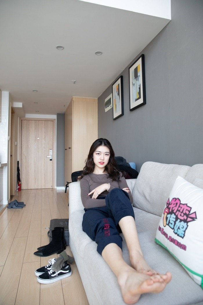 勿恋传媒 No.099 佳琪-可御可萌-浪漫红唇的温柔与美腿 [149P/1V/2.03GB]插图2