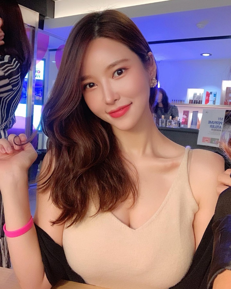 174公分「巨乳大只马」低胸爆乳作画 网友:眼睛不知道要看哪插图2 174公分「巨乳大只马」低胸爆乳作画 网友:眼睛不知道要看哪插图2