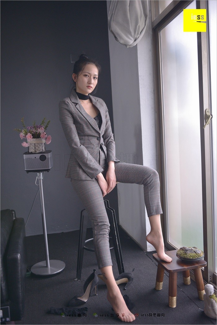 [IESS异思趣向] 2018.06.20 丝族便当241：《短往袜、长裤与职场》潇潇 [99P/208MB]插图1