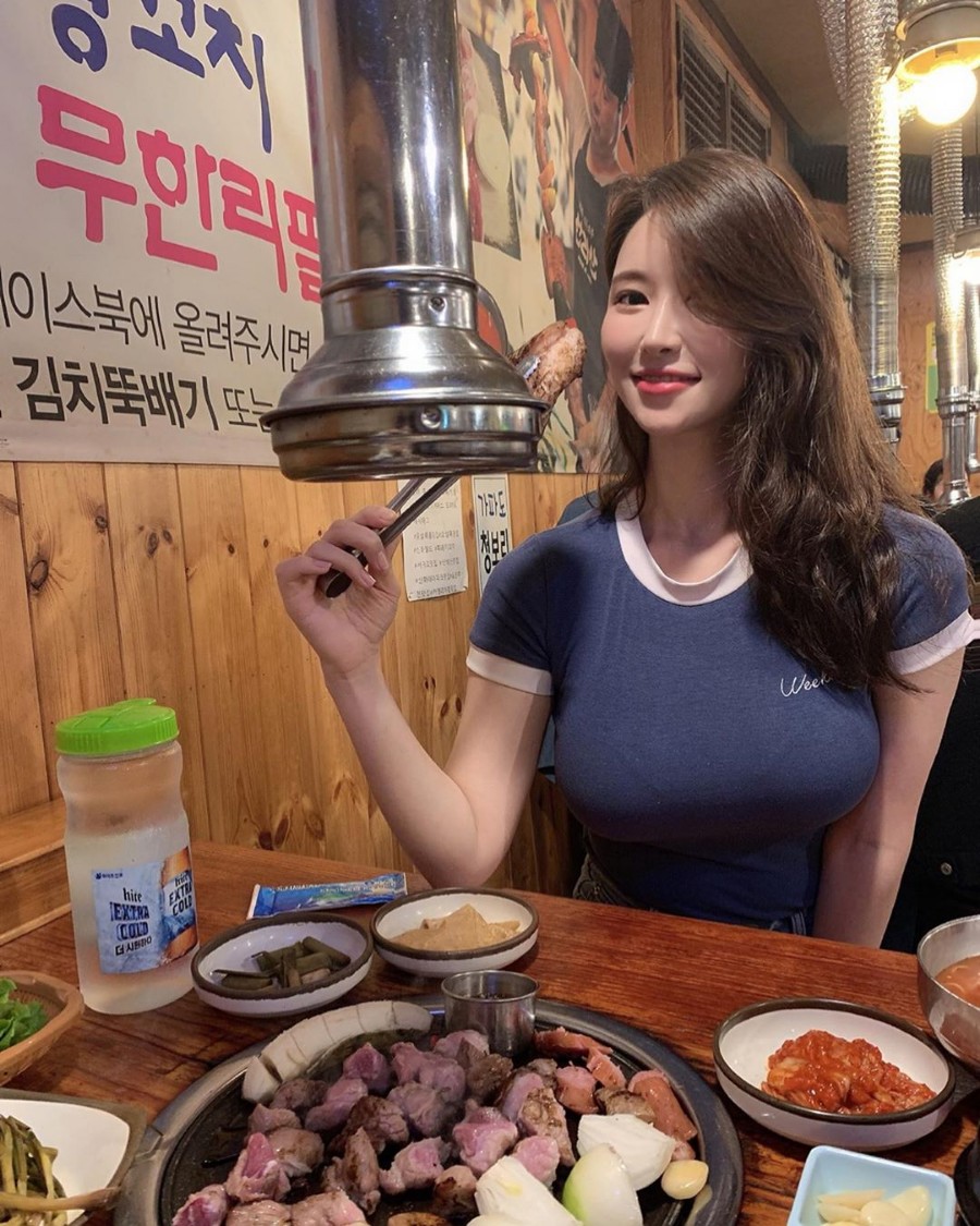 174公分「巨乳大只马」低胸爆乳作画 网友:眼睛不知道要看哪插图3 174公分「巨乳大只马」低胸爆乳作画 网友:眼睛不知道要看哪插图3