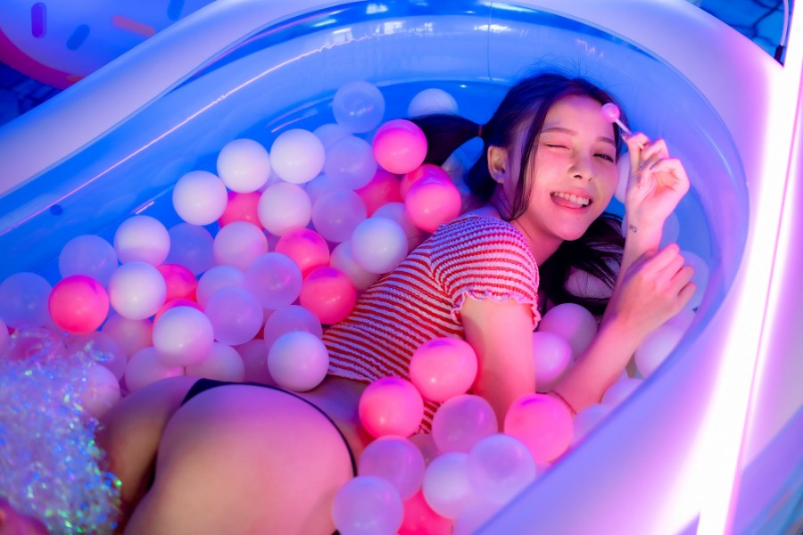 双马尾美RU妹「Suchada」甜蜜出击！口含棒棒糖展现「密桃美臀」完美弧度～插图5