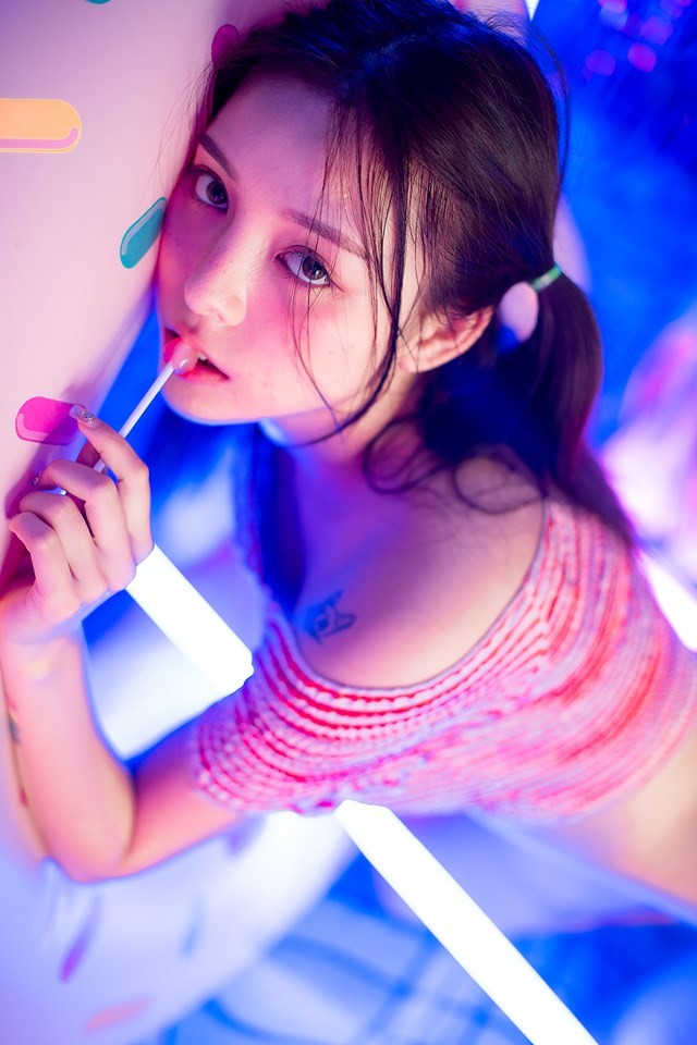 双马尾美RU妹「Suchada」甜蜜出击！口含棒棒糖展现「密桃美臀」完美弧度～插图2