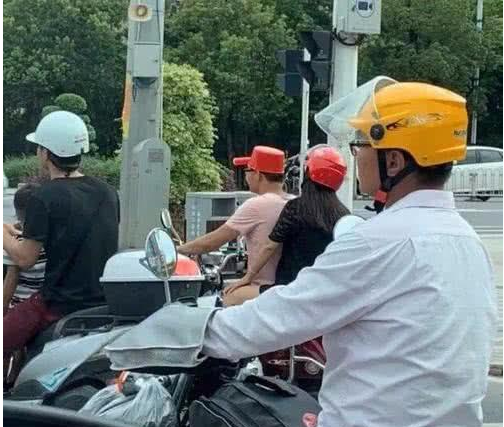 今天带儿子在楼下玩,很多小孩子 儿子忽然挣脱手插图3 今天带儿子在楼下玩,很多小孩子 儿子忽然挣脱手插图3