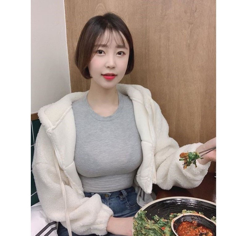 赛车模特吃烤肉「RU量惊人」,正面视角超凸显胸型!插图7 赛车模特吃烤肉「RU量惊人」,正面视角超凸显胸型!插图7