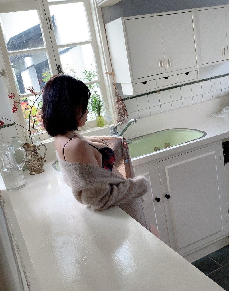 《伊织萌钕仆写真特辑》我可以一整天看着她擦桌子都没有问题插图6 《伊织萌钕仆写真特辑》我可以一整天看着她擦桌子都没有问题插图6