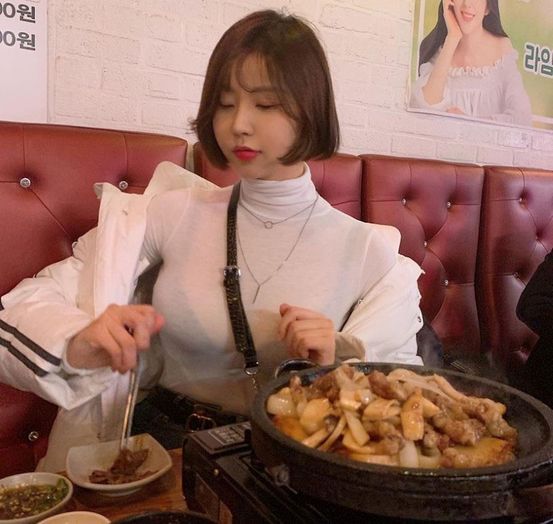 赛车模特吃烤肉「RU量惊人」,正面视角超凸显胸型!插图5 赛车模特吃烤肉「RU量惊人」,正面视角超凸显胸型!插图5