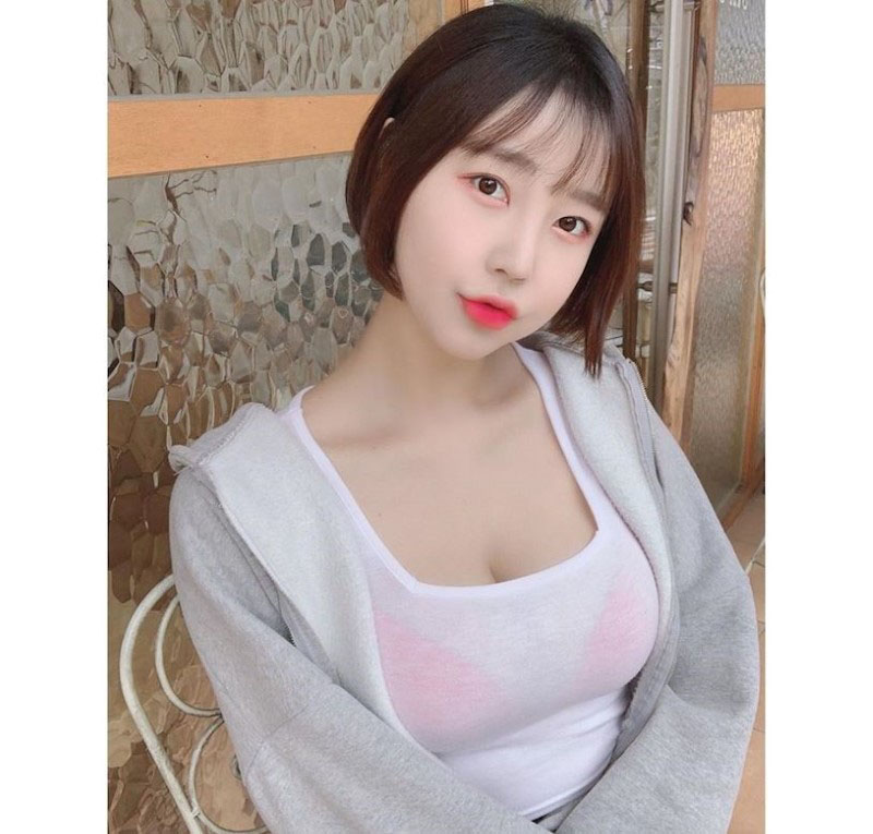 赛车模特吃烤肉「RU量惊人」,正面视角超凸显胸型!插图 赛车模特吃烤肉「RU量惊人」,正面视角超凸显胸型!插图