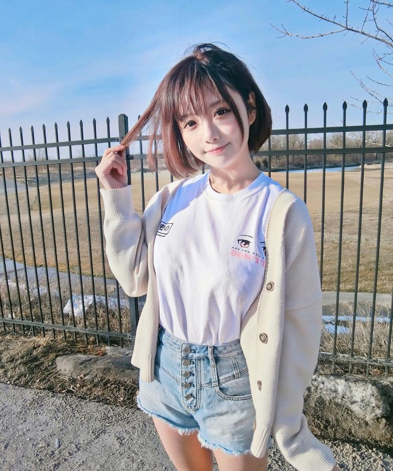 最强隐乳!激萌电眼学生妹「Borusushi」至服下隐藏超完美胸型 让人充满遐想啊插图2 最强隐乳!激萌电眼学生妹「Borusushi」至服下隐藏超完美胸型 让人充满遐想啊插图2