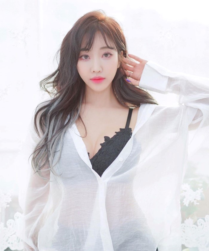 长腿辣模「임보나」深V开衩露沟画面超犯规 转过身「背后篓空」辣到让人睁不开眼睛插图 长腿辣模「임보나」深V开衩露沟画面超犯规 转过身「背后篓空」辣到让人睁不开眼睛插图