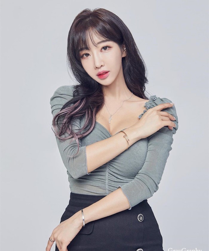 长腿辣模「임보나」深V开衩露沟画面超犯规 转过身「背后篓空」辣到让人睁不开眼睛插图 长腿辣模「임보나」深V开衩露沟画面超犯规 转过身「背后篓空」辣到让人睁不开眼睛插图