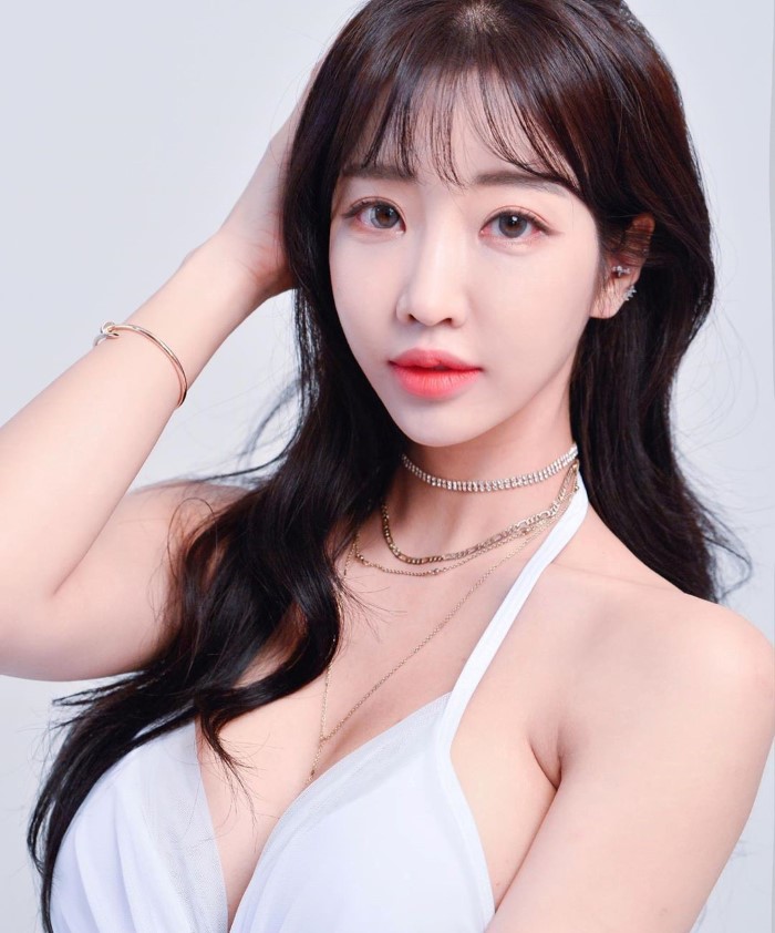 长腿辣模「임보나」深V开衩露沟画面超犯规 转过身「背后篓空」辣到让人睁不开眼睛插图1 长腿辣模「임보나」深V开衩露沟画面超犯规 转过身「背后篓空」辣到让人睁不开眼睛插图1