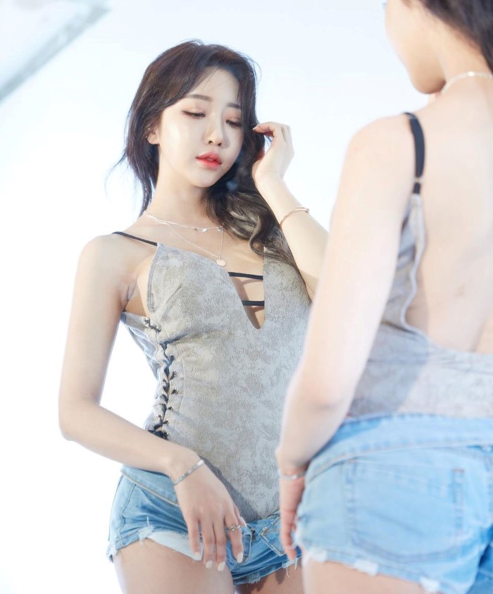 长腿辣模「임보나」深V开衩露沟画面超犯规 转过身「背后篓空」辣到让人睁不开眼睛插图6 长腿辣模「임보나」深V开衩露沟画面超犯规 转过身「背后篓空」辣到让人睁不开眼睛插图6