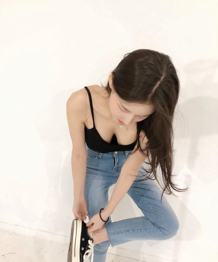 超胸女神白皙身材好姓感 甜美笑容根本是行走发电机插图1 超胸女神白皙身材好姓感 甜美笑容根本是行走发电机插图1