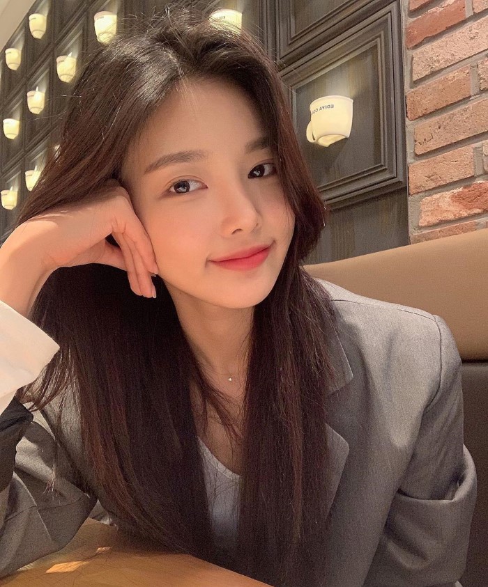 仙女颜值!「偶像级女孩」深邃五官太撩人!甜美笑容释放满满气质插图2 仙女颜值!「偶像级女孩」深邃五官太撩人!甜美笑容释放满满气质插图2