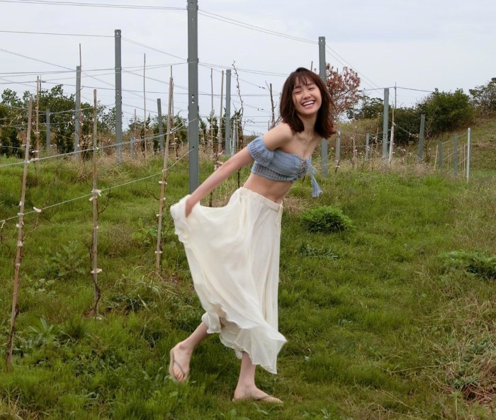 19岁写真新星「尾碕真花」外型可爱气质浪漫 小女生纯真「开怀灿笑」让人瞬间融化插图2 19岁写真新星「尾碕真花」外型可爱气质浪漫 小女生纯真「开怀灿笑」让人瞬间融化插图2