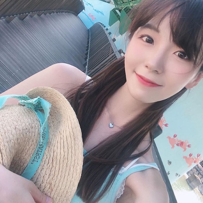 甜美正妹「野餐风满视角」好惊人,露出「细长辣腿」让路人都惊艳了!插图17 甜美正妹「野餐风满视角」好惊人,露出「细长辣腿」让路人都惊艳了!插图17