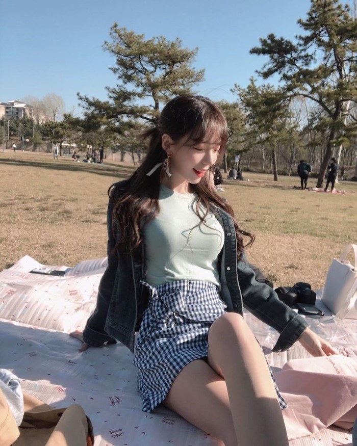 甜美正妹「野餐风满视角」好惊人,露出「细长辣腿」让路人都惊艳了!插图6 甜美正妹「野餐风满视角」好惊人,露出「细长辣腿」让路人都惊艳了!插图6