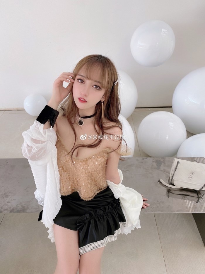 美艳嫩妹「米线线sama」粉红洋装视角超凶,饱满事业线长到满出来!插图1 美艳嫩妹「米线线sama」粉红洋装视角超凶,饱满事业线长到满出来!插图1