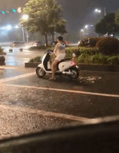 爆笑GIF图:姑娘,我是真佩服你,真是够强大的!插图4 爆笑GIF图:姑娘,我是真佩服你,真是够强大的!插图4