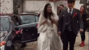 爆笑GIF图:小解解,在那个酒吧,我现在就过去 !插图 爆笑GIF图:小解解,在那个酒吧,我现在就过去 !插图