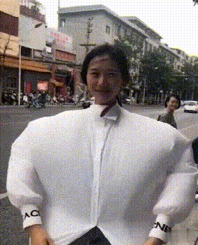 爆笑GIF图:小解解,在那个酒吧,我现在就过去 !插图1 爆笑GIF图:小解解,在那个酒吧,我现在就过去 !插图1