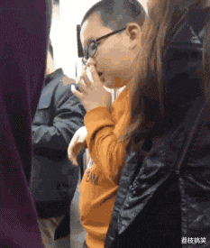 爆笑GIF图:小解解,在那个酒吧,我现在就过去 !插图3 爆笑GIF图:小解解,在那个酒吧,我现在就过去 !插图3