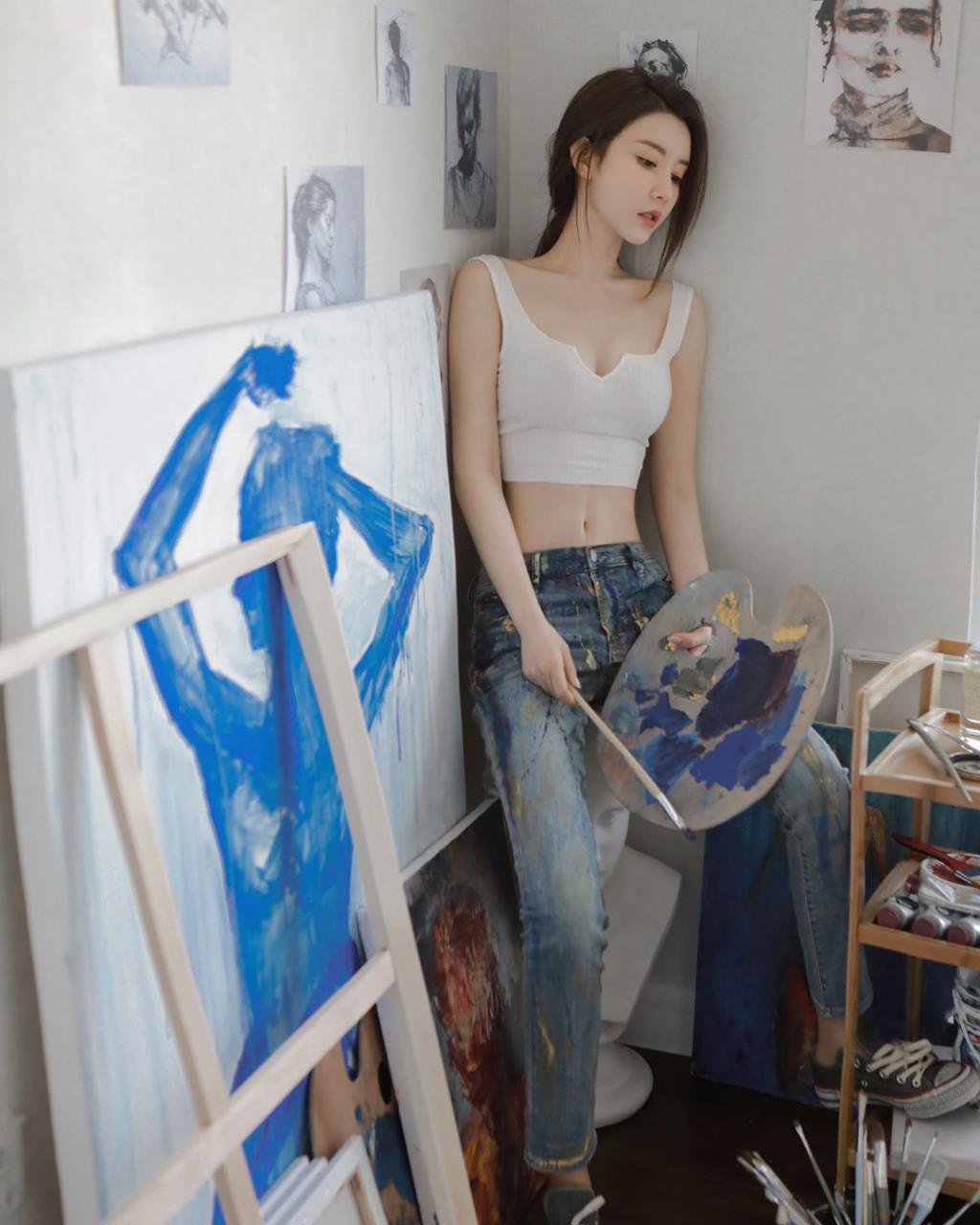 有仙气!正妹画家「周麟嘉」穿运动内一作画水蛇腰超不科学插图 有仙气!正妹画家「周麟嘉」穿运动内一作画水蛇腰超不科学插图