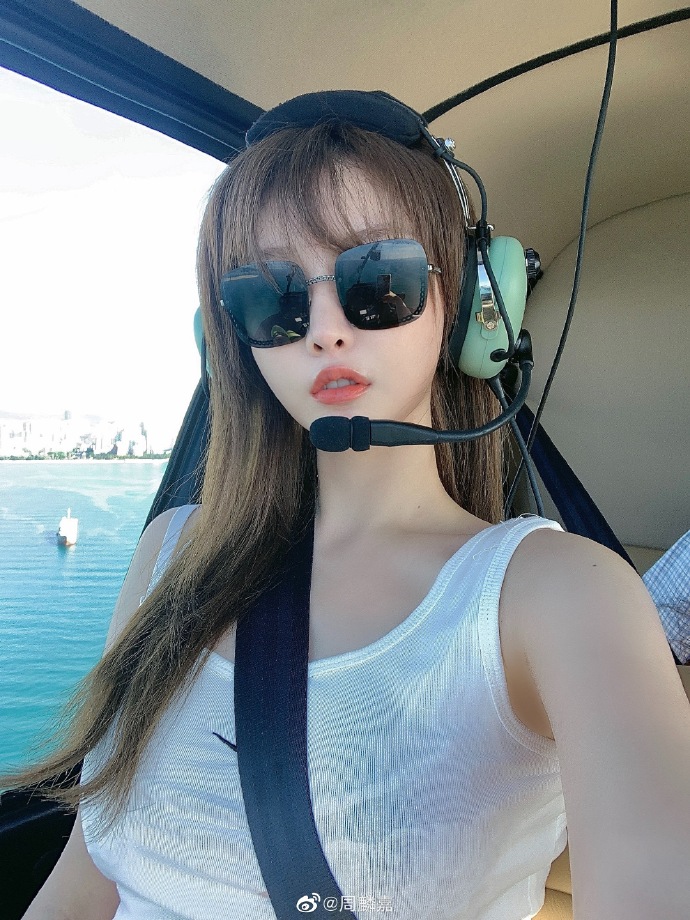 有仙气!正妹画家「周麟嘉」穿运动内一作画水蛇腰超不科学插图 有仙气!正妹画家「周麟嘉」穿运动内一作画水蛇腰超不科学插图