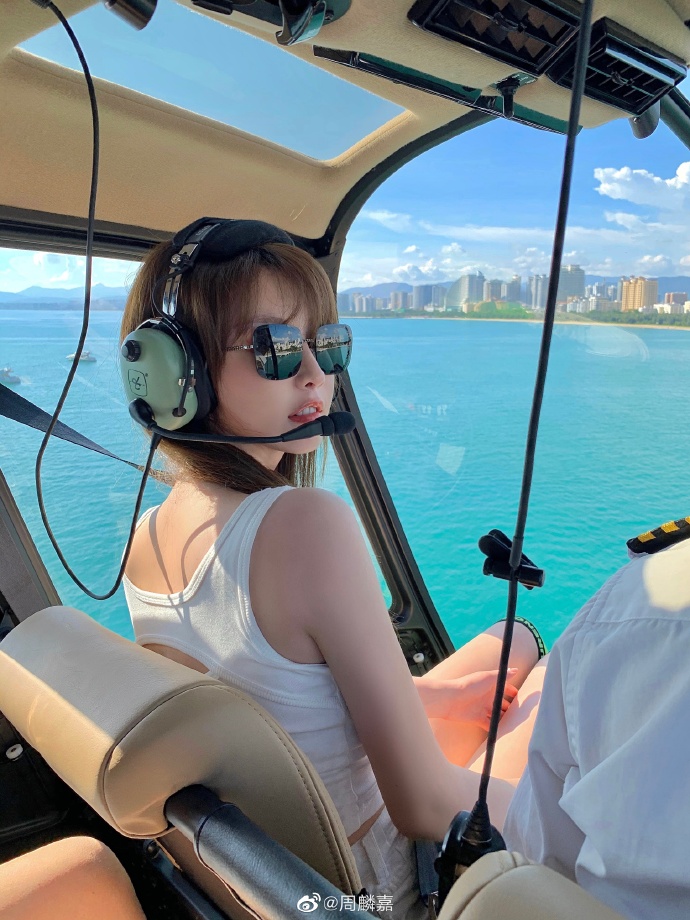 有仙气!正妹画家「周麟嘉」穿运动内一作画水蛇腰超不科学插图1 有仙气!正妹画家「周麟嘉」穿运动内一作画水蛇腰超不科学插图1