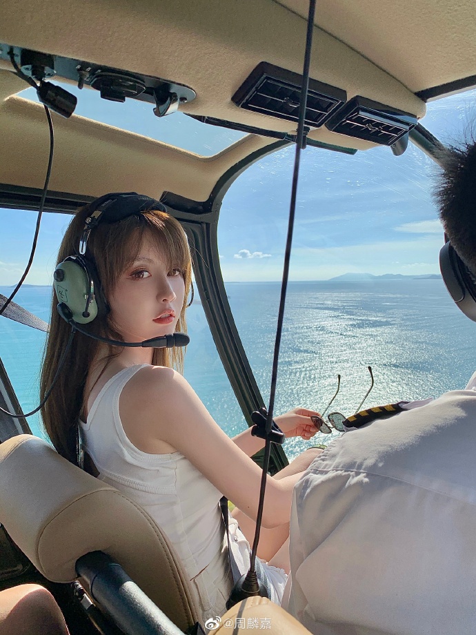 有仙气!正妹画家「周麟嘉」穿运动内一作画水蛇腰超不科学插图2 有仙气!正妹画家「周麟嘉」穿运动内一作画水蛇腰超不科学插图2