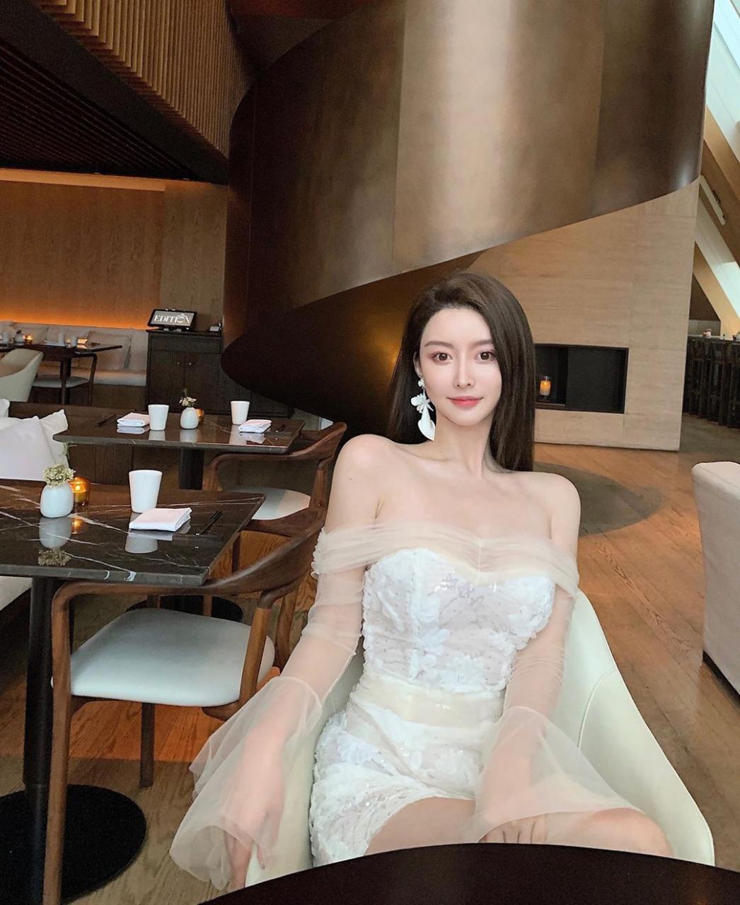 有仙气!正妹画家「周麟嘉」穿运动内一作画水蛇腰超不科学插图3 有仙气!正妹画家「周麟嘉」穿运动内一作画水蛇腰超不科学插图3