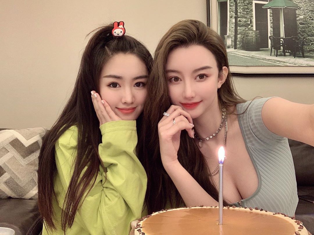 有仙气!正妹画家「周麟嘉」穿运动内一作画水蛇腰超不科学插图5 有仙气!正妹画家「周麟嘉」穿运动内一作画水蛇腰超不科学插图5