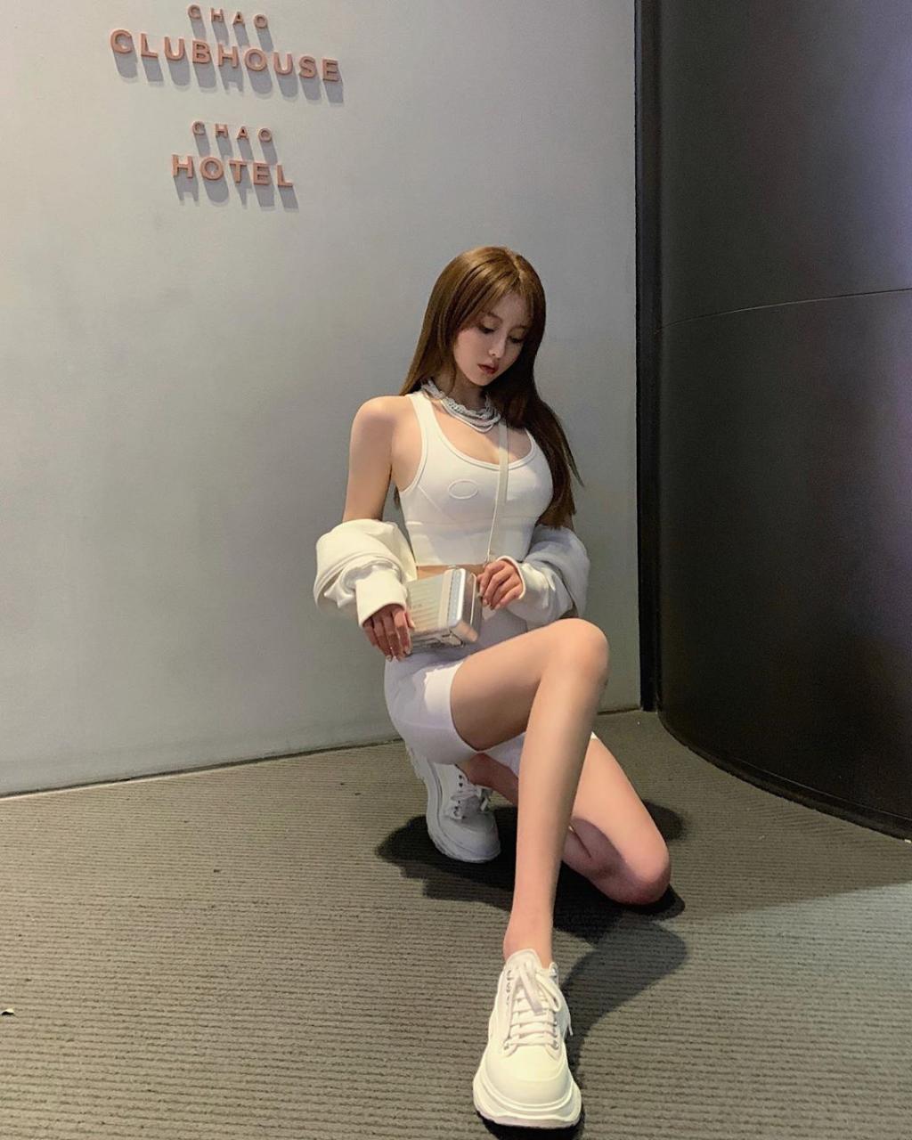 有仙气!正妹画家「周麟嘉」穿运动内一作画水蛇腰超不科学插图7 有仙气!正妹画家「周麟嘉」穿运动内一作画水蛇腰超不科学插图7