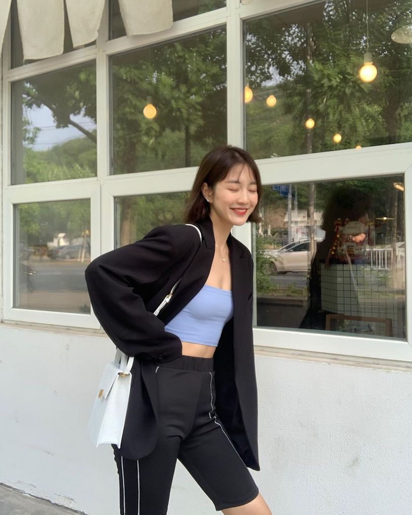 小清新妹字「刘虞佳」约会爱穿露背装,不经意露出的深沟太又人了!插图3 小清新妹字「刘虞佳」约会爱穿露背装,不经意露出的深沟太又人了!插图3