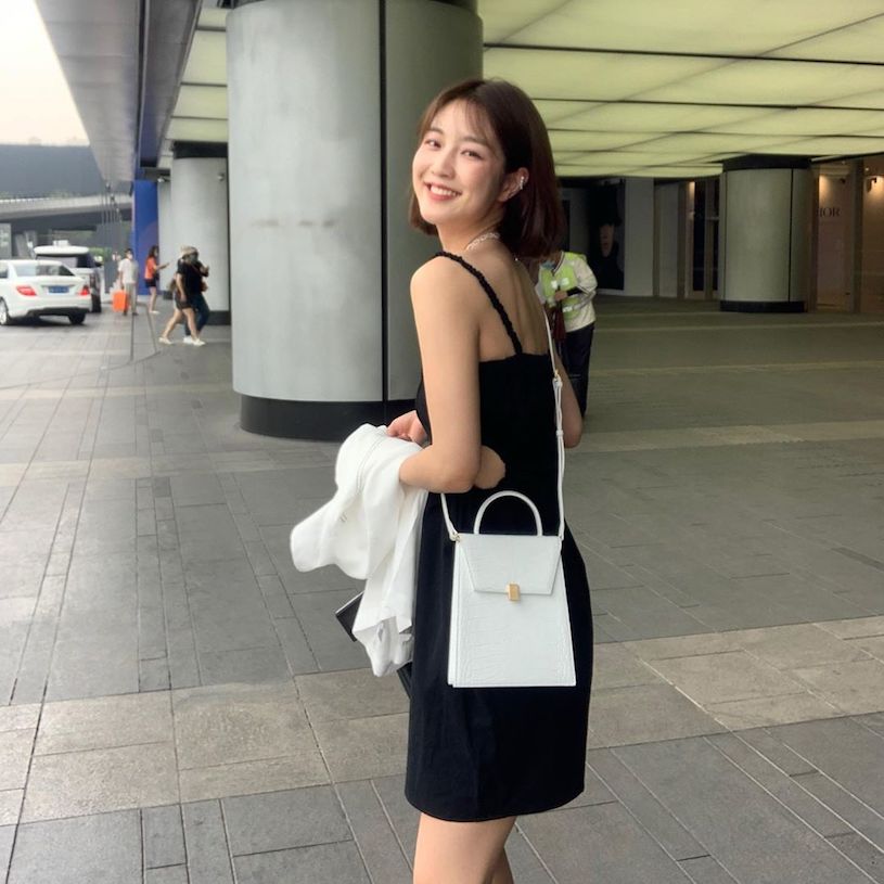 小清新妹字「刘虞佳」约会爱穿露背装,不经意露出的深沟太又人了!插图5 小清新妹字「刘虞佳」约会爱穿露背装,不经意露出的深沟太又人了!插图5