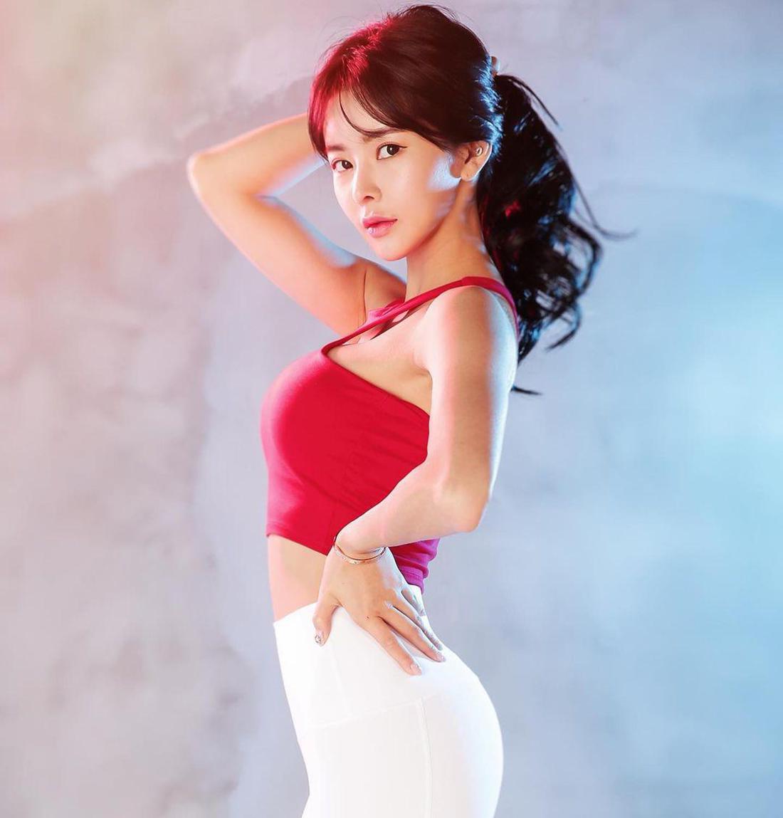 韩国顶级车模「신새롬」9头身比例超不科学 曼妙曲线呈「完美S型」辣到喷火插图8 韩国顶级车模「신새롬」9头身比例超不科学 曼妙曲线呈「完美S型」辣到喷火插图8